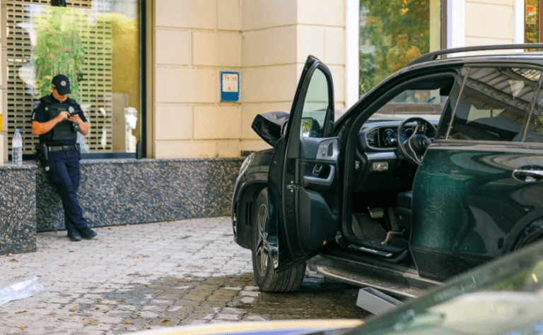 У центрі Дніпра Mercedes збив чоловіка на тротуарі: постраждалого госпіталізовано до лікарні