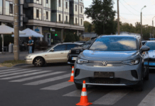 На бульварі Слави у Дніпрі Volkswagen збив чоловіка на пішохідному переході: подробиці