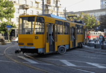 У центрі Дніпра трамвай №1 зійшов з рейок: подробиці