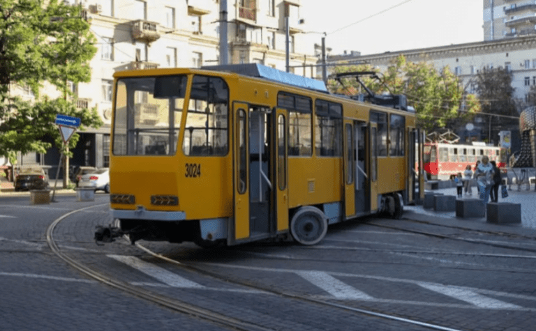 У центрі Дніпра трамвай №1 зійшов з рейок: подробиці