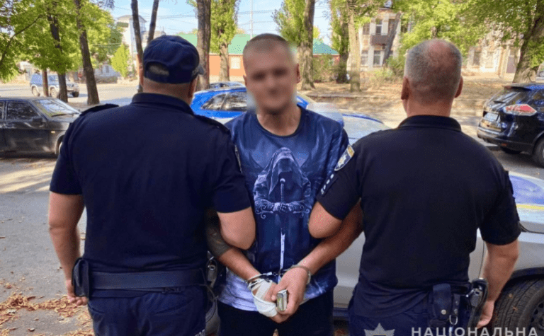 Увірвався до будинку та пограбував дівчат: правоохоронці Дніпра затримали зловмисника