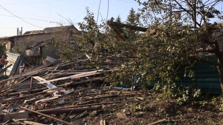 У Запоріжжі з-під завалів багатоповерхівки дістали жінку, її госпіталізували – влада