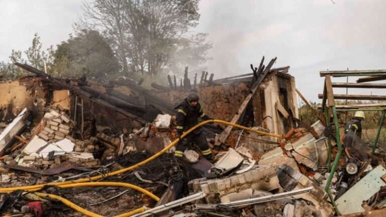 Влада: російські війська обстріляли Слатине на Харківщині: під завалами можуть бути люди