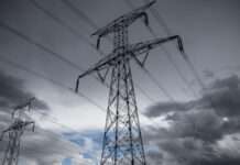 Міненерго: через обстріли понад 8 тисяч споживачів у трьох областях залишилися без світла