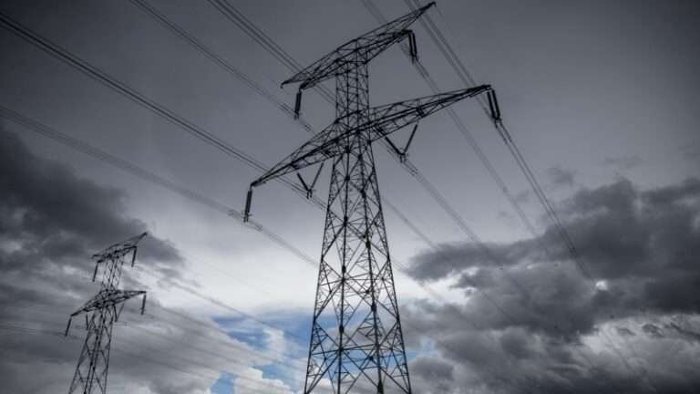 Міненерго: через обстріли понад 8 тисяч споживачів у трьох областях залишилися без світла