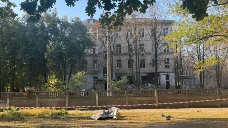 Число загиблих через подвійний удар РФ по лікарні в Сумах зросло до семи – ОВА