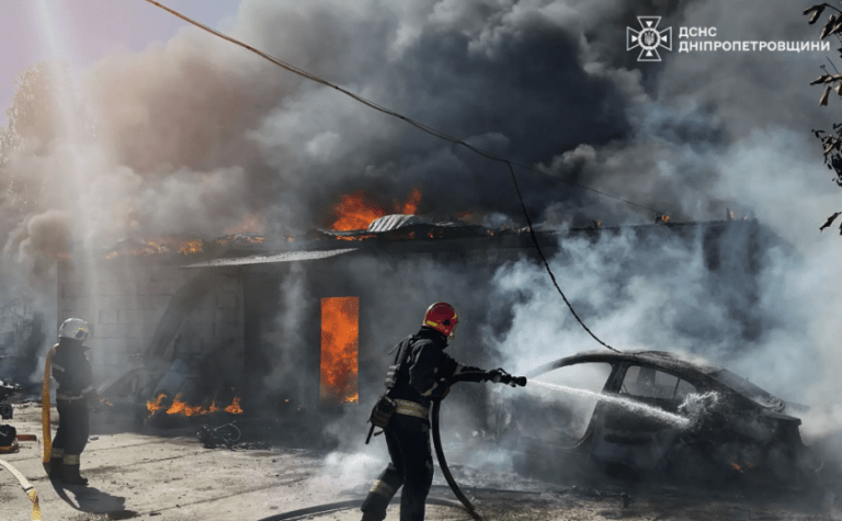 На Дніпропетровщині рятувальники ліквідували пожежу, що виникла внаслідок ворожої атаки