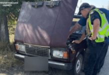 Патрульні Дніпра допомогли водієві з Покровська, в якого зламалося авто