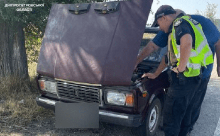 Патрульні Дніпра допомогли водієві з Покровська, в якого зламалося авто