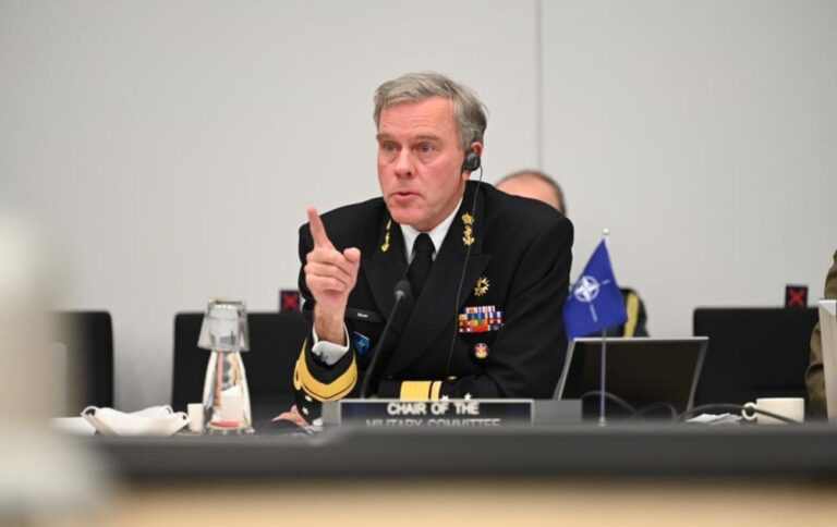 Україна має право захищати себе ударами по Росії, – адмірал НАТО