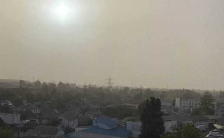 Дніпропетровщину накрила пилова буря: мешканці скаржаться на забруднене повітря