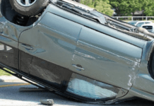 У Дніпрі сталася потрійна ДТП: автівка перекинулася на дах