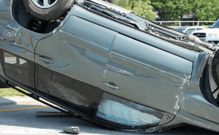 У Дніпрі сталася потрійна ДТП: автівка перекинулася на дах