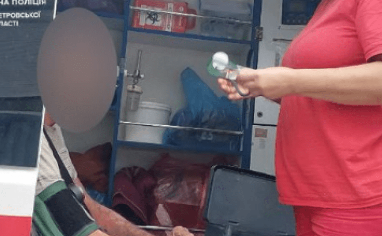 Дніпровські патрульні допомогли чоловікові, якому стало зле під час поїздки в автобусі