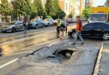 У Києві на одній із вулиць стався прорив трубопроводу, пошкодження локалізували
