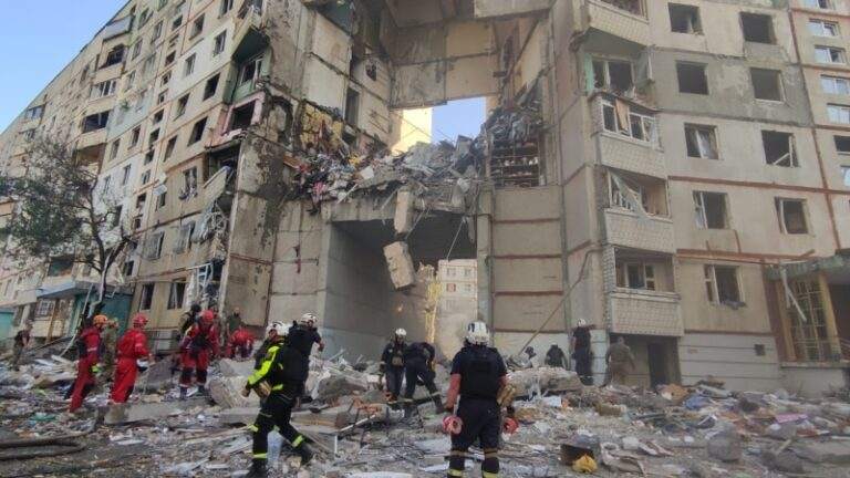 Удар РФ по Харкову: число поранених зросло, на місці влучання у багатоповерхівку триває рятувальна операція