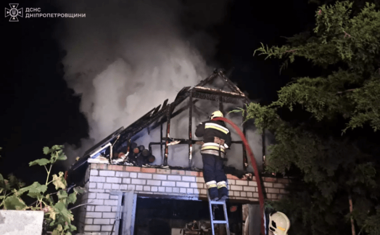 У Павлограді вночі зайнявся гараж