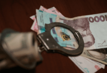 Розтрата 1,8 млн грн на безпідставних нарахуваннях премій своїм родичам: підозрюються посадовці медзакладу