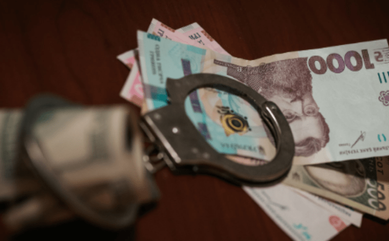 Розтрата 1,8 млн грн на безпідставних нарахуваннях премій своїм родичам: підозрюються посадовці медзакладу