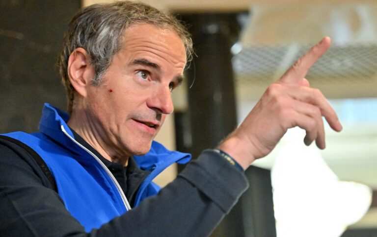 Глава МАГАТЕ з’їздив на Запорізьку АЕС і оглянув згорілу градирню (фото)