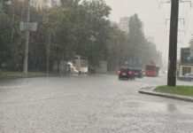 Люди на дахах авто та затоплені вулиці. Одесу накрила сильна злива