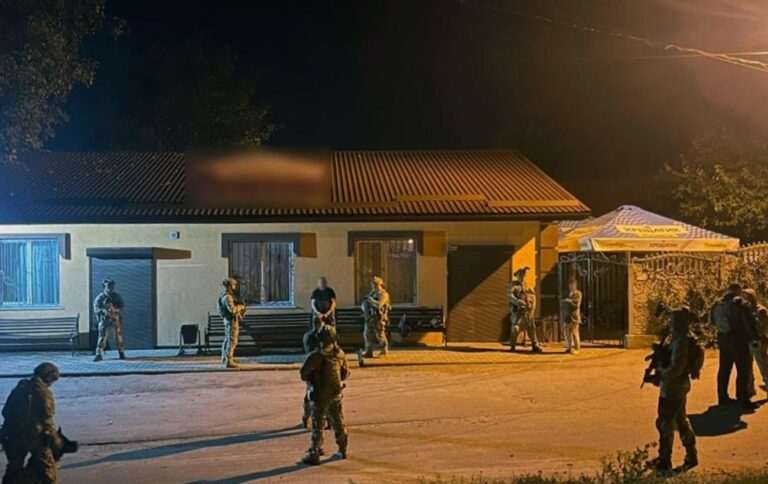 В Хмельницькій області чоловік розстріляв поліцейських з автомата, є поранені