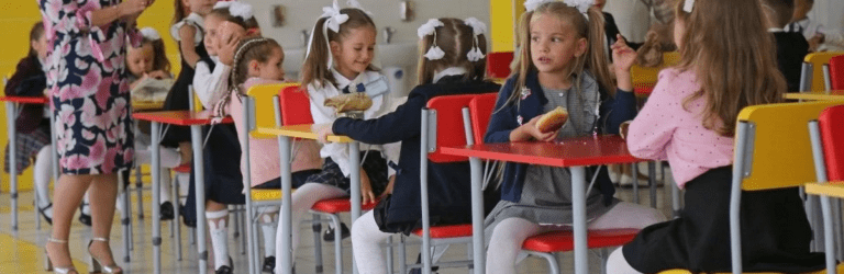 Яку їжу можна давати дитині в школу, а яких продуктів варто уникати: поради дієтологів