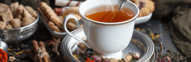 Заспокоїть чи навпаки заважатиме нормальному відпочинку: науковці розповіли, чи можна пити чай перед сном