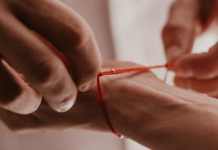 Червона нитка на руці: священник розпровів, чому її не варто носити