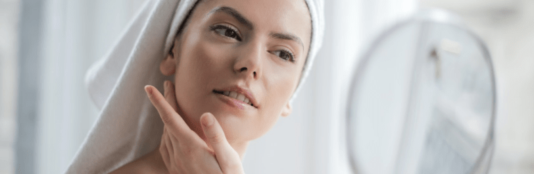 Як приготувати корисний засіб для губ з рицинової олії та каркаде: рецепт від косметолога