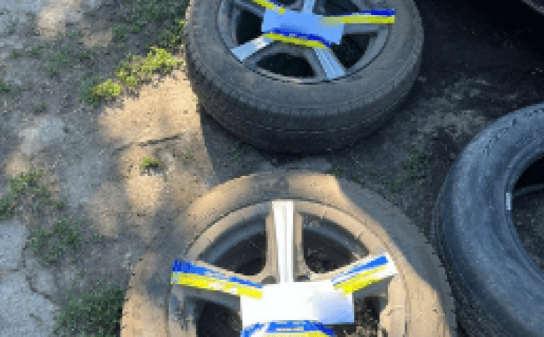 За серію крадіжок з автомобілів поліцейські Новомосковська затримали чоловіка