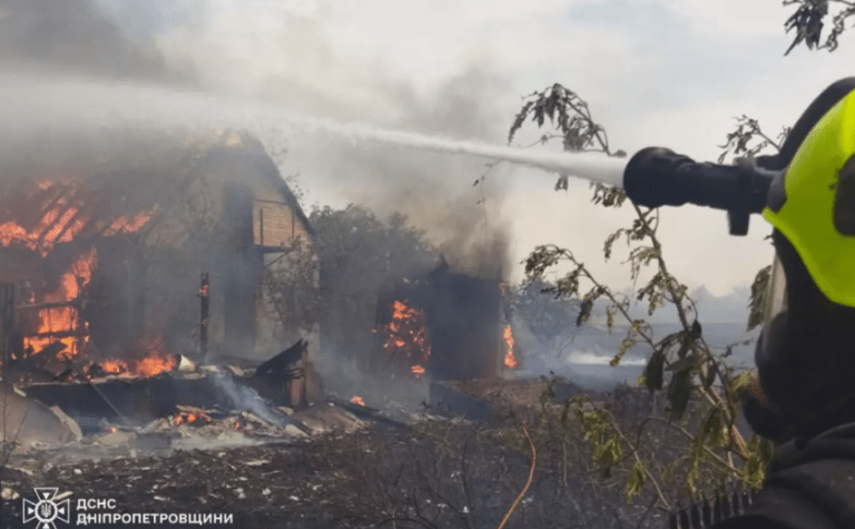 Пожежі не вщухають: вогнеборці Дніпропетровщини працюють на межі своїх можливостей