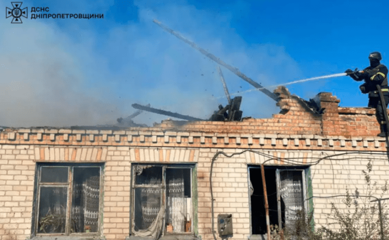 У Нікополі надзвичайники ліквідували дві пожежі після ворожих атак