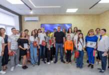 У Камʼянському напередодні Дня заснування міста урочисто вручили паспорти юним містянам