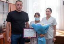 У Камʼянському привітали містянку, яка народила сина в День міста