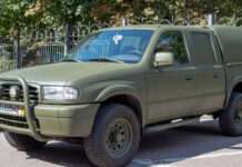 Освітяни Камʼянського передали автомобіль нашим захисникам на передовій