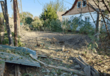 Внаслідок російських обстрілів поранено людину, потрощено інфраструктуру: правоохоронці Нікопольщини працюють на місцях ворожих атак