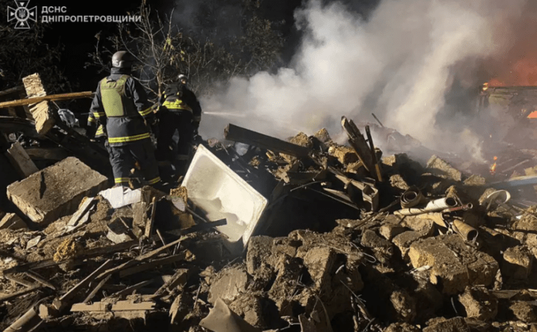 Рятувальники ліквідували пожежі, які виникли внаслідок атаки на Дніпропетровщину