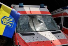 ОВА: російська армія атакувала автомобіль швидкої допомоги у Херсоні, є поранені