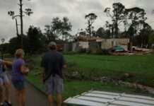 Жителі Флориди прибирають наслідки урагану «Мілтон», починається повернення до нормального життя