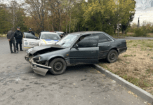 П’яний та без прав: водій Mazda врізався в шлагбаум біля лікарні в Дніпрі