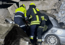 У Дніпровському районі легковик влетів у бетонну стелу: водій загинув на місці