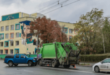 На Січеславській Набережній у Дніпрі Nissan зіштовхнувся зі сміттєвозом