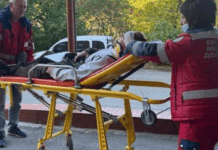 У Новомосковську 16-річний хлопець на мопеді врізався в авто: його госпіталізували