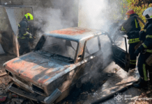 У Дніпровському районі спалахнув ВАЗ-2106