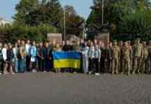 У Камʼянському поклали квіти до памятного знака полеглим воїнам