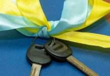 Мер Камʼянського передав ключі від нового житла родинам захисників