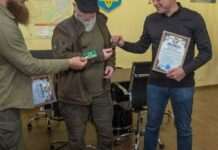 Мер зустрівся з воїнами і надав їм допомогу