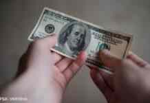 На скільки може зрости курс долара в жовтні: прогноз банкіра