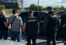 Від 7 до 9 років тюрми за виготовлення фальшивих документів для виїзду військовозабовʼязаних за кордон: судитимуть 31-річного зловмисника